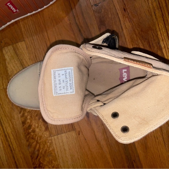 Levi’s size ten canvas sneakers. - Picture 3 of 6